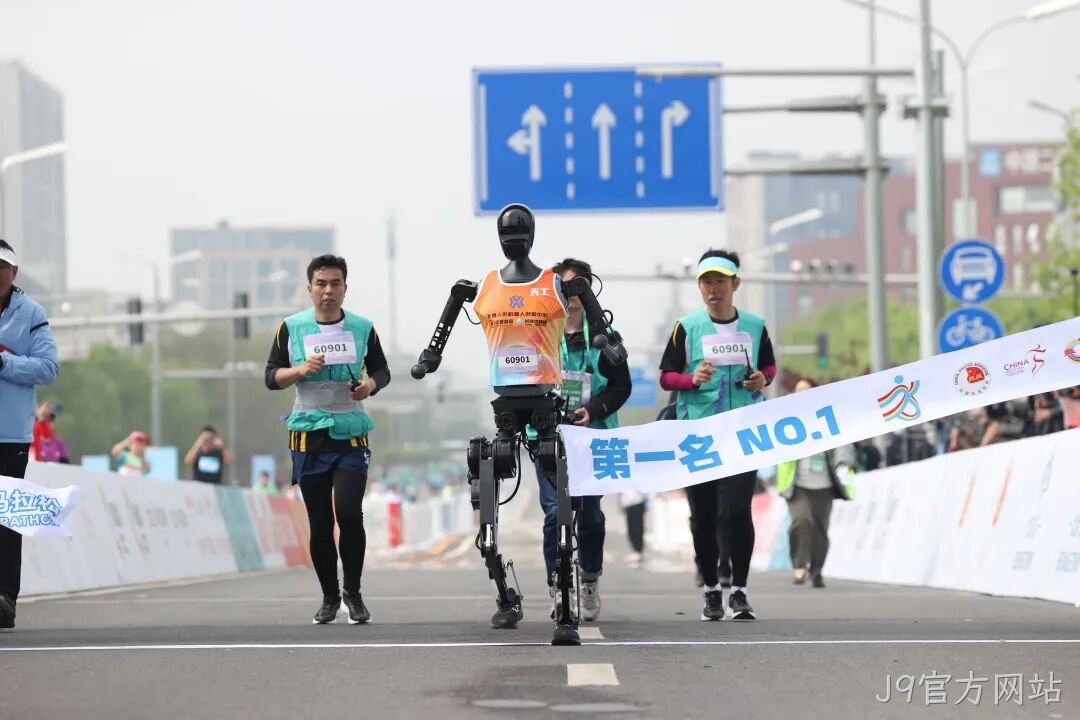 全球首个,人形机器人“跑团”在亦庄!2025北京亦庄半程马拉松暨人形机器人半程马