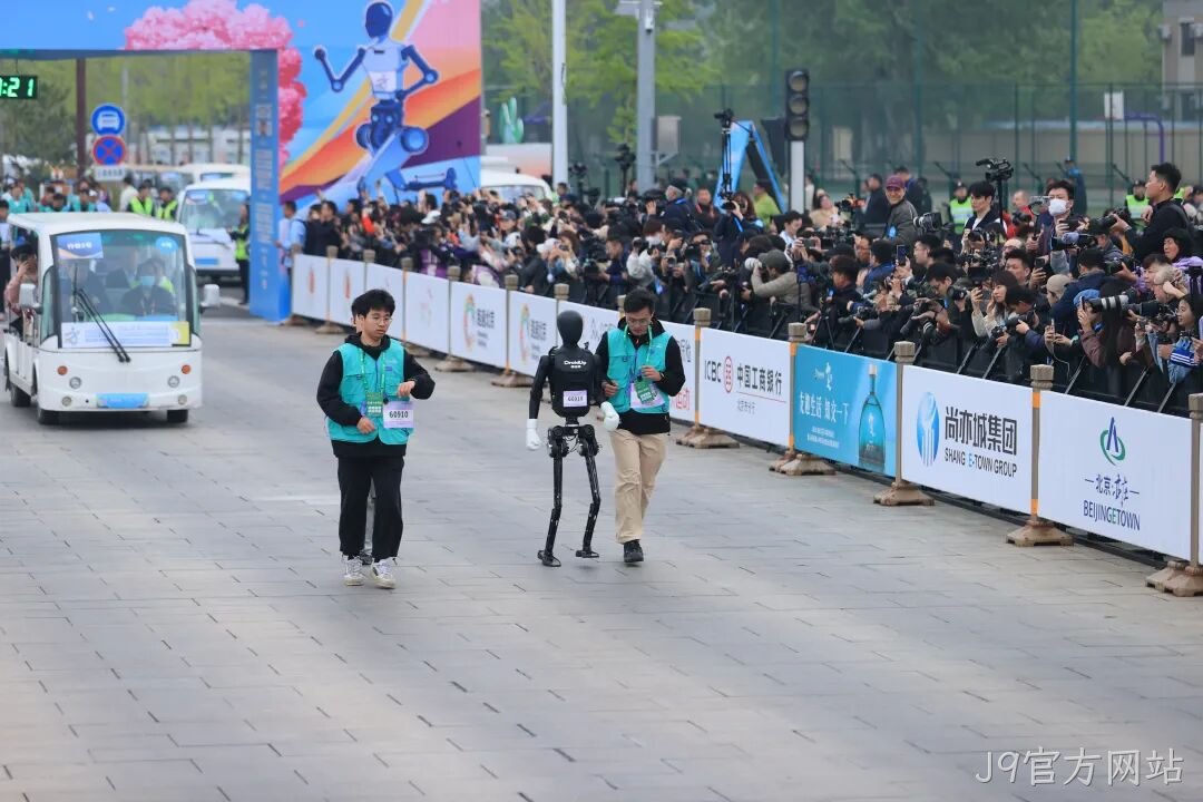 全球首个,人形机器人“跑团”在亦庄!2025北京亦庄半程马拉松暨人形机器人半程马