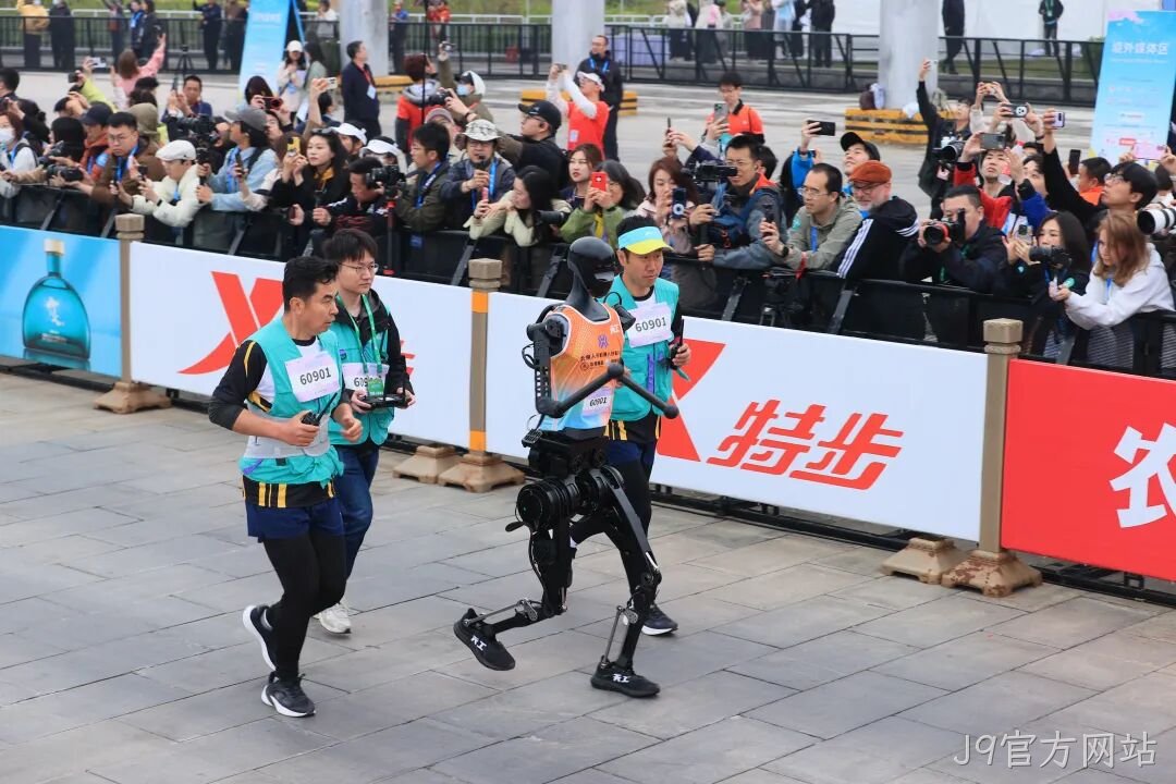 全球首个,人形机器人“跑团”在亦庄!2025北京亦庄半程马拉松暨人形机器人半程马