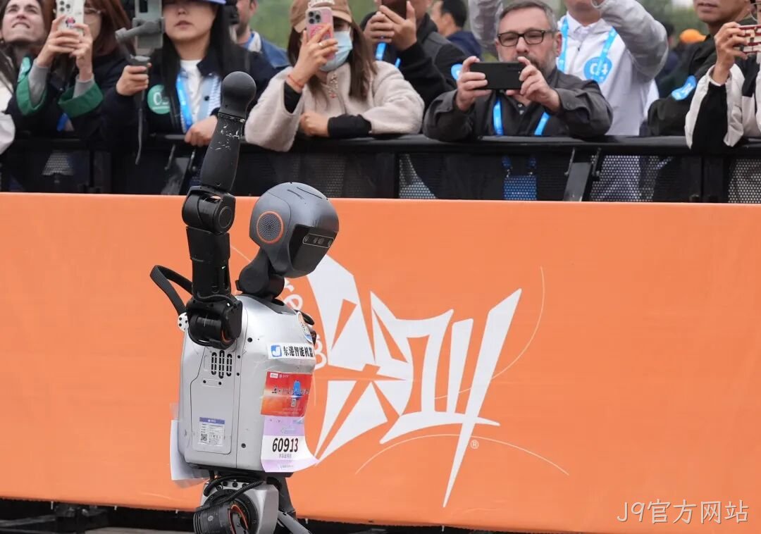 全球首个,人形机器人“跑团”在亦庄!2025北京亦庄半程马拉松暨人形机器人半程马