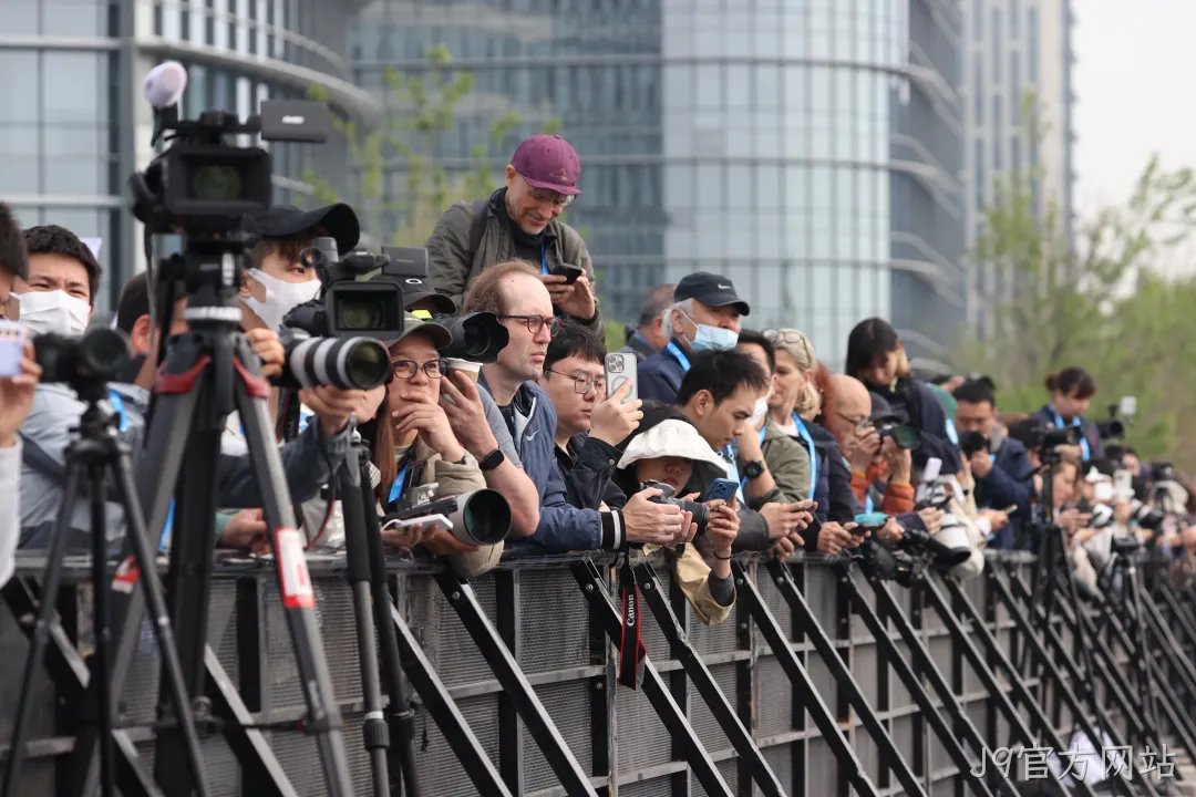 全球首个,人形机器人“跑团”在亦庄!2025北京亦庄半程马拉松暨人形机器人半程马